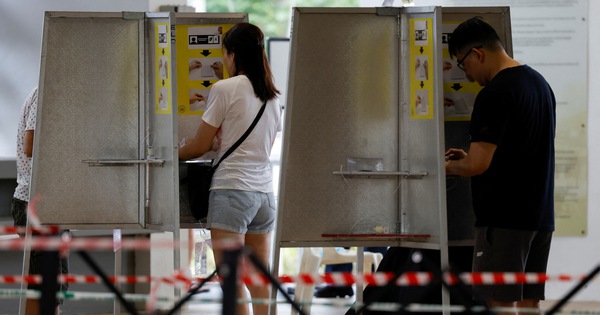 新加坡人一大早就去投票站選舉新總統