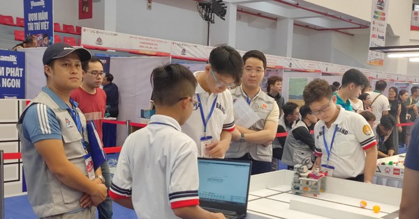 โรงเรียนเป็นตัวแทนของเวียดนามในการแข่งขัน World Robotacon โดยกังวลว่าจะไม่มีเงินทุนไป