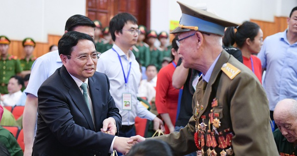 Thủ tướng xúc động gặp mặt các chiến sĩ Điện Biên ngay tại chiến trường xưa