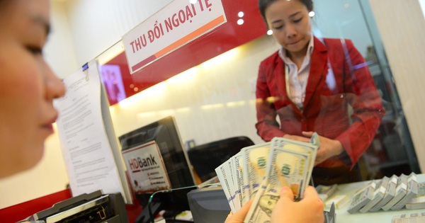 Điều gì đẩy giá USD ngân hàng liên tục phá đỉnh, tỉ giá dậy sóng?