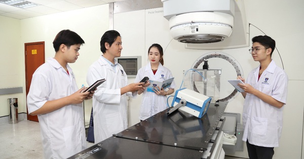 Tỉ lệ sinh viên tốt nghiệp có việc làm là thước đo uy tín đào tạo