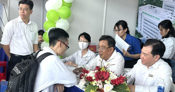 Nhiều trung tâm y tế ở TP.HCM ‘trắng tay’ trong tuyển dụng bác sĩ, tại sao?