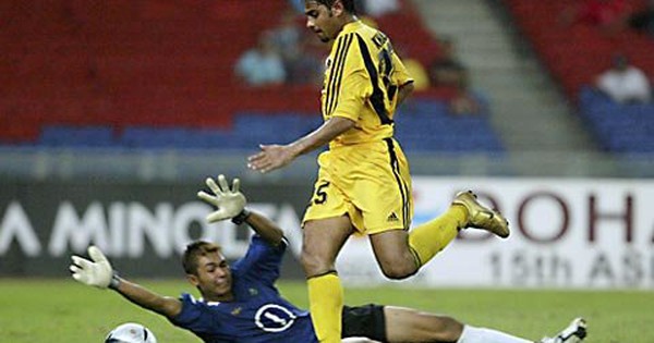 Lượt đi bán kết Tiger Cup 2004 Indonesia khủng hoảng lực lượng Tuổi