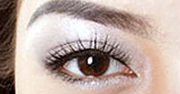 Có những liệu pháp tự nhiên nào hữu ích để điều trị thâm quầng mắt màu xanh?
