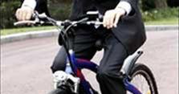 Nhà tù Hà Lan vắng khách Thủ Tướng đạp xe đạp đi làm 