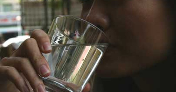 Uống bao nhiêu nước mỗi ngày để giúp làm loãng nước tiểu và ngăn chặn tạo sỏi mới?
