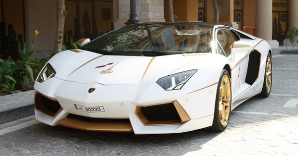 Siêu xe Lamborghini Aventador LP700-4 cẩn vàng - Tuổi Trẻ Online