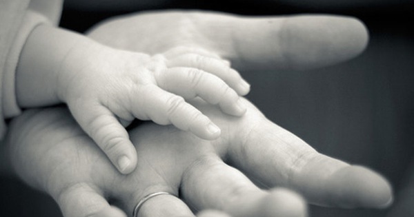 Nắm tay em bé là điều tuyệt vời nhất mà bạn có thể làm. Cảm nhận được đôi bàn tay ấm áp của em bé trên tay bạn sẽ khiến bạn cảm thấy vô cùng hạnh phúc và yên bình. Hãy nhấn vào hình ảnh để tận hưởng khoảnh khắc đầy cảm xúc này.