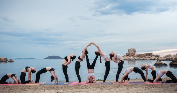 Yoga đón bình minh trên biển Nha Trang - Tuổi Trẻ Online