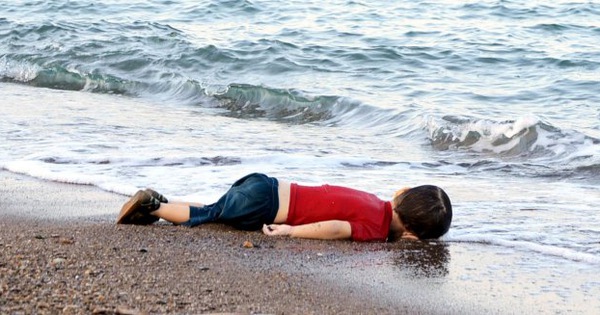 Thế giới chết lặng với bức ảnh thi thể bé trai trên bãi biển - Tuổi Trẻ Online