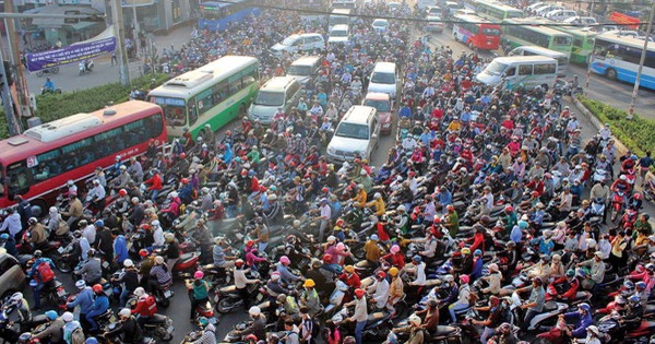 Đường phố Sài Gòn kẹt xe kinh hoàng sau cơn mưa chiều