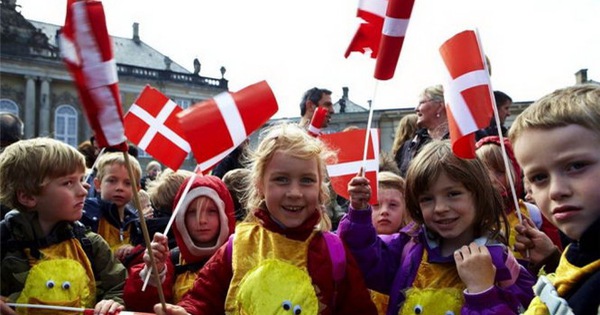 Quốc gia hạnh phúc nhất thế giới là Đan Mạch: Đó là sự thật không thể chối cãi rằng Đan Mạch là một trong những quốc gia hạnh phúc nhất thế giới. Với tiêu chuẩn sống cao, chế độ chăm sóc sức khỏe tốt nhất, hệ thống giáo dục và công bằng và sự cư trú tự do, người dân Đan Mạch luôn được sống trong một môi trường tuyệt vời và đầy hạnh phúc. Khám phá những nguyên nhân và yếu tố mang lại hạnh phúc cho người dân Đan Mạch trong một số bức ảnh đẹp.