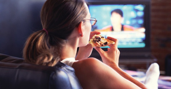 Vừa ăn vừa xem tivi làm tăng nguy cơ béo phì - Tuổi Trẻ Online