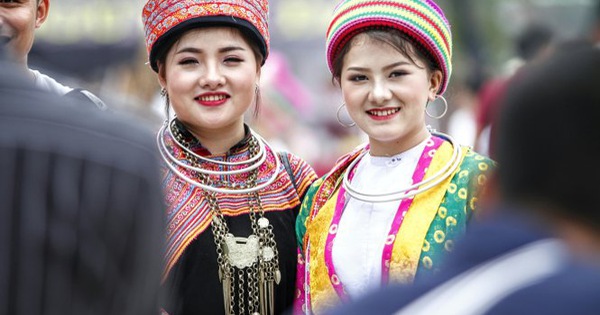 Có những bộ ảnh nào về trang phục truyền thống của dân tộc Mông?