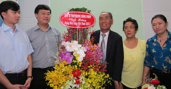 Bí thư thứ nhất Trung ương Đoàn thăm thầy Nguyễn Ngọc Ký