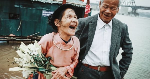 Bức ảnh cưới của hai cụ già này không chỉ là một hình ảnh tình cảm, mà còn là một bài học về tình yêu vĩnh cửu. Họ đã cùng nhau trải qua cuộc sống và tình yêu của họ sẽ trường tồn mãi mãi.