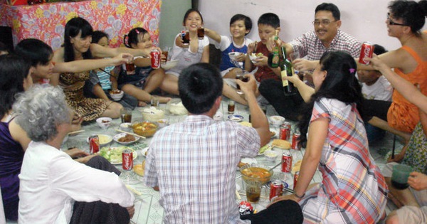 Ăn Tết với gia đình là thời gian để cùng chia sẻ những trải nghiệm, tình cảm và sự đoàn kết với nhau. Mỗi món ăn đều mang trong mình ý nghĩa đặc biệt, là sự tôn vinh truyền thống và nghĩa cử của người Việt. Hãy cùng xem hình ảnh về không khí ấm áp và những món ăn cùng gia đình để thấy được sức hút của Tết trong cuộc sống của mỗi người Việt Nam.