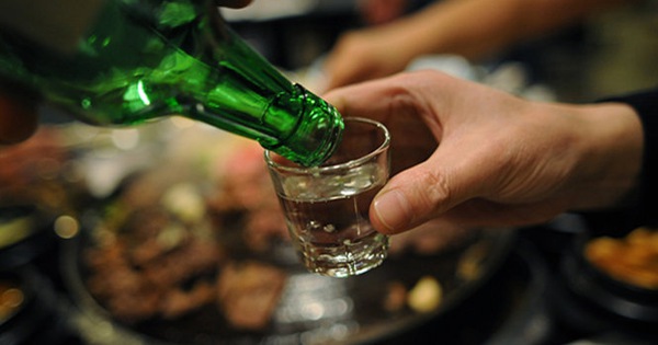 Có nên uống nước giải rượu Hàn Quốc khi say rượu?