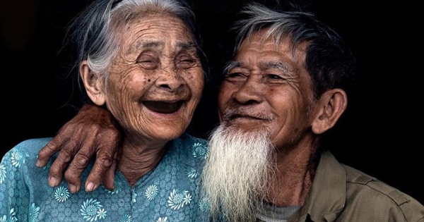 Tuổi già: Một bức ảnh đủ sức lôi cuốn bạn đến với những nét mặt trưởng thành và sáng suốt của người cao tuổi. Hình ảnh này sẽ mang lại cho bạn những giây phút suy ngẫm, cảm thông và trân trọng tuổi già của những người xung quanh.