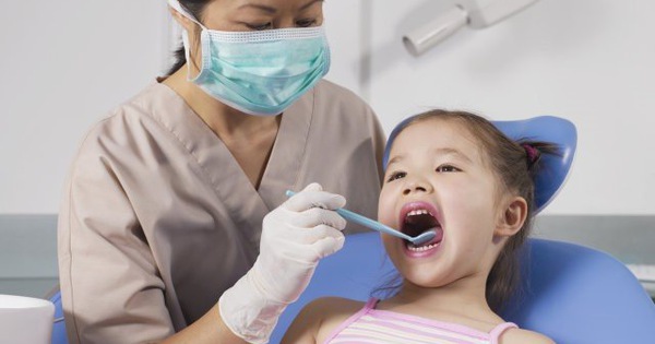 Ai nên quyết định việc nhổ răng sữa cho trẻ?
