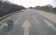 Tạm giữ hình sự tài xế nằm trên yên xe máy, tạt đầu ô tô ở đường cao tốc