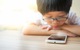 Trẻ 'nghiện' điện thoại: Bắt nguồn từ sự nuông chiều?
