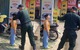 Sĩ quan cảnh sát cơ động nói lý do tặng còi chỉ huy diễu binh cho bé gái